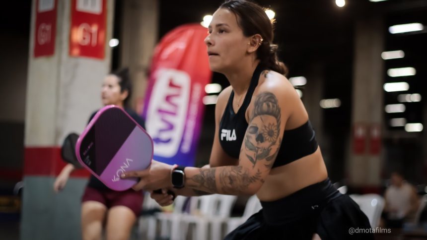 Atleta de pickleball em ação durante a Copa Norte de Pickleball em Manaus