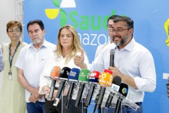 Autoridades em evento sobre saúde no Amazonas