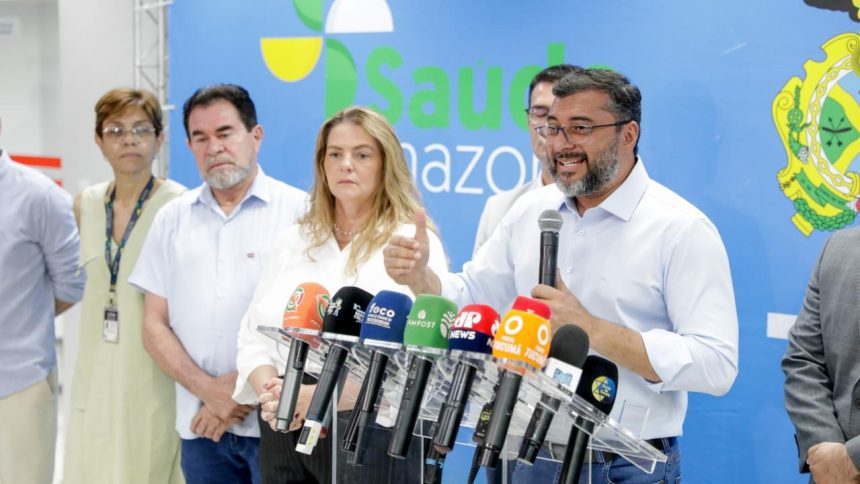 Autoridades em evento sobre saúde no Amazonas