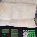 Balança com pacotes de substância ilícita apreendidos pela Polícia Federal no Aeroporto de Tabatinga.