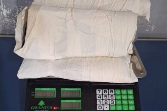 Balança com pacotes de substância ilícita apreendidos pela Polícia Federal no Aeroporto de Tabatinga.