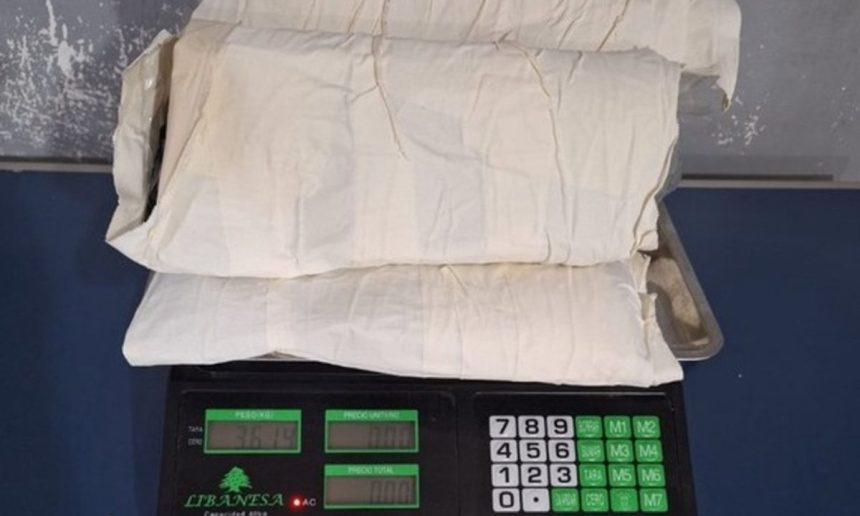 Balança com pacotes de substância ilícita apreendidos pela Polícia Federal no Aeroporto de Tabatinga.