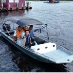 Barco com pesquisadores no Rio Tarumã-Açu durante levantamento do Ipaam e UEA.