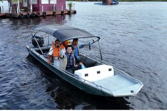 Barco com pesquisadores no Rio Tarumã-Açu durante levantamento do Ipaam e UEA.