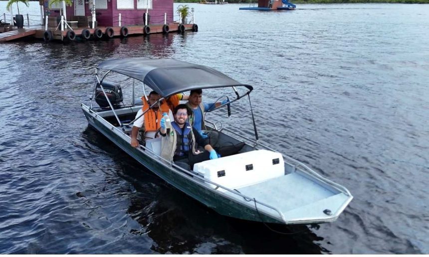 Barco com pesquisadores no Rio Tarumã-Açu durante levantamento do Ipaam e UEA.