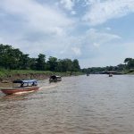 Barcos navegando no rio Amazonas na Colômbia, perto de Leticia.