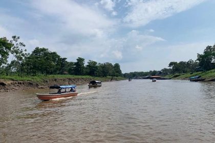 Barcos navegando no rio Amazonas na Colômbia, perto de Leticia.