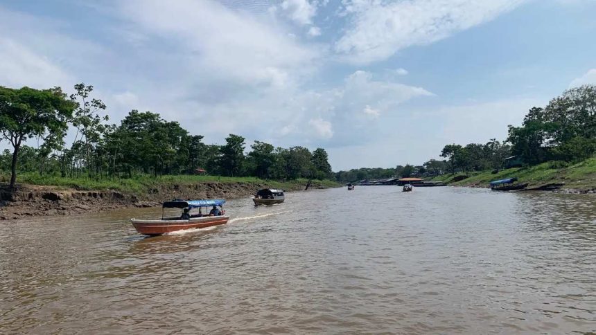 Barcos navegando no rio Amazonas na Colômbia, perto de Leticia.