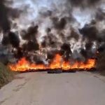 Ramal do Brasileirinho: Barreira de fogo bloqueia estrada, com muita fumaça escura e chamas intensas.