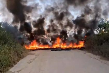 Ramal do Brasileirinho: Barreira de fogo bloqueia estrada, com muita fumaça escura e chamas intensas.