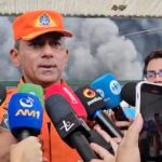 Bombeiro militar fala com jornalistas sobre incêndio em fábricas no Distrito Industrial.
