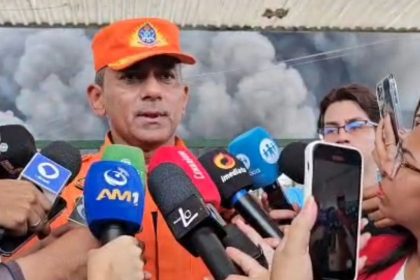 Bombeiro militar fala com jornalistas sobre incêndio em fábricas no Distrito Industrial.