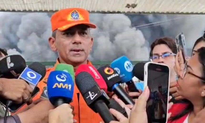 Bombeiro militar fala com jornalistas sobre incêndio em fábricas no Distrito Industrial.