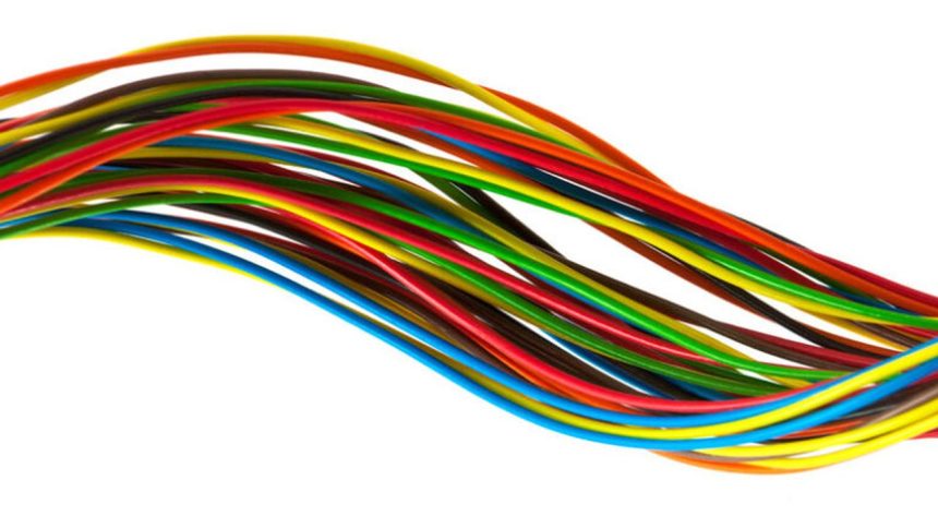 Cabos elétricos e fio fios coloridos emaranhados em fundo branco.