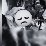 Cachorro ferido com emoji triste e parte de uma moto.