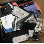 Caixa com peças de celulares apreendidas em operação policial.