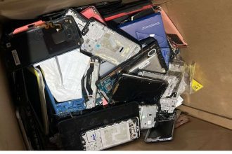 Caixa com peças de celulares apreendidas em operação policial.