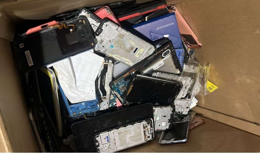 Caixa com peças de celulares apreendidas em operação policial.