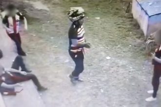 Câmera de segurança flagra assalto em escola pública em Manaus.