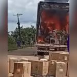 Caminhão baú em chamas na BR-319, próximo à comunidade do Tupana.