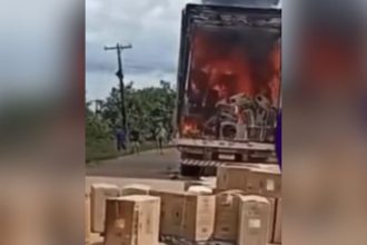 Caminhão baú em chamas na BR-319, próximo à comunidade do Tupana.