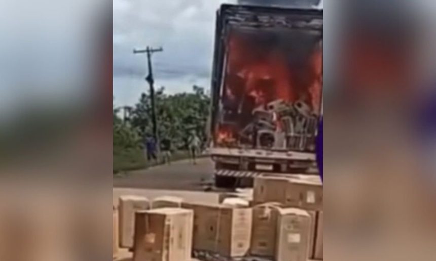 Caminhão baú em chamas na BR-319, próximo à comunidade do Tupana.