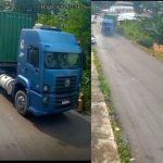 Carreta azul perde o controle e invade residência na rua Vasco Ataíde, mostrando o acidente em vídeo.