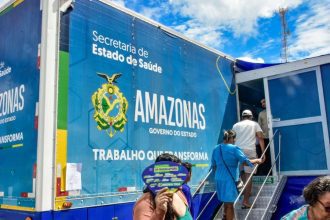 Carreta da Saúde do Governo do Amazonas com pessoas entrando para atendimento.