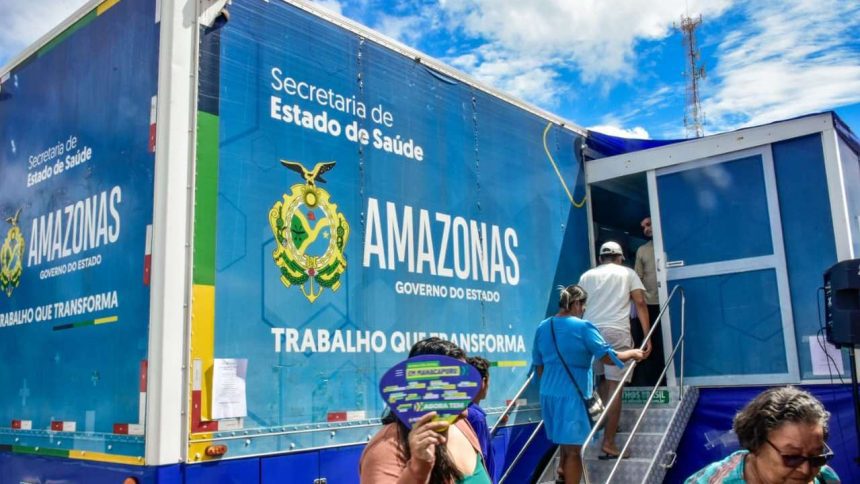 Carreta da Saúde do Governo do Amazonas com pessoas entrando para atendimento.
