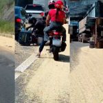 Carreta tomba na Avenida das Flores, espalhando soja na pista.