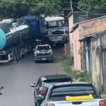 Carreta travada em ladeira estreita no bairro Coroado.