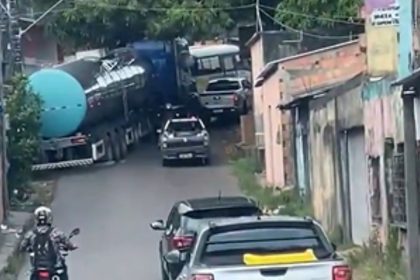 Carreta travada em ladeira estreita no bairro Coroado.