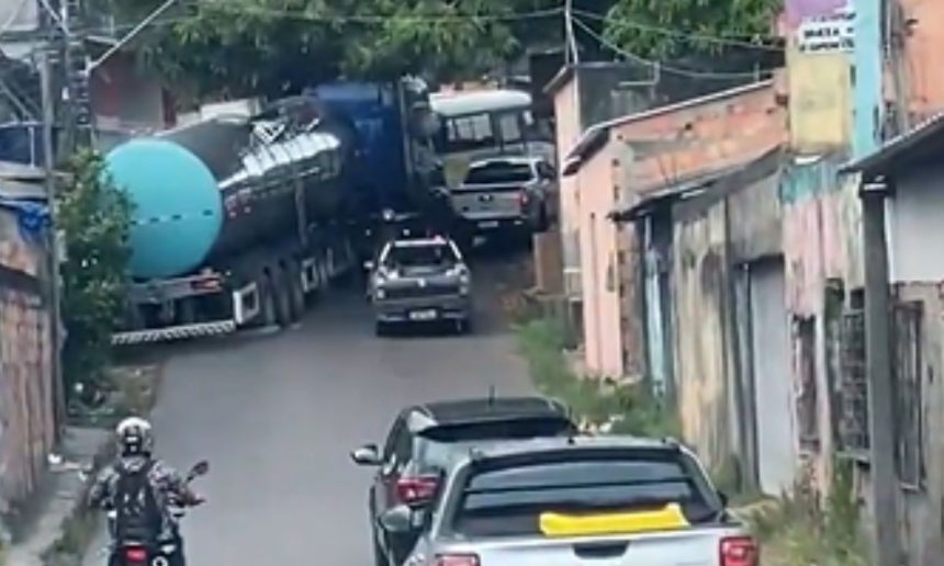 Carreta travada em ladeira estreita no bairro Coroado.
