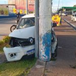 Carro bate em poste após invadir canteiro central.