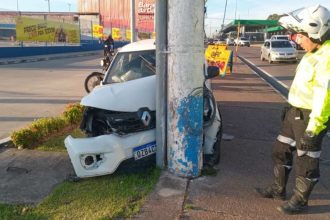 Carro bate em poste após invadir canteiro central.