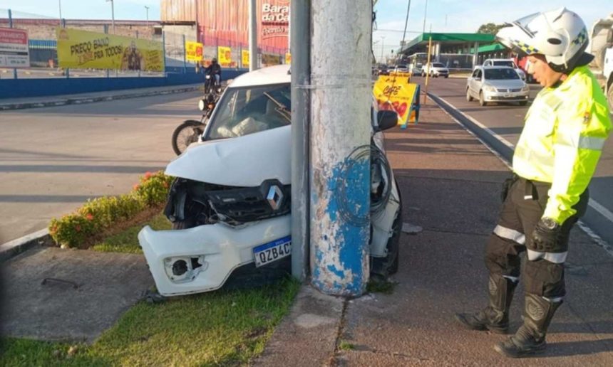 Carro bate em poste após invadir canteiro central.