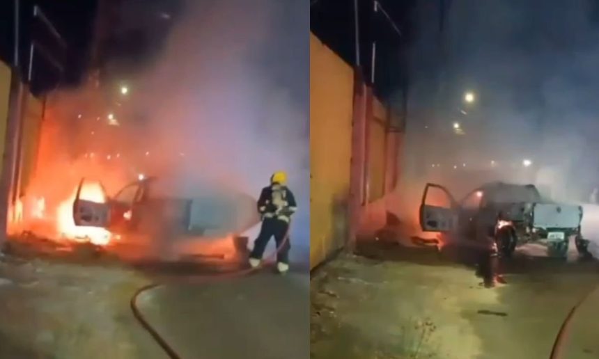 Carro em chamas após explosão em Manaus, bombeiro combatendo o fogo.