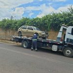 Carro rebocado por guincho em Manaus, início de operação de retirada de veículos abandonados