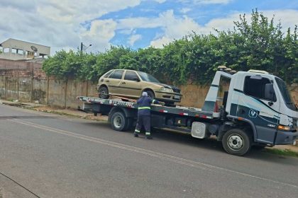 Carro rebocado por guincho em Manaus, início de operação de retirada de veículos abandonados