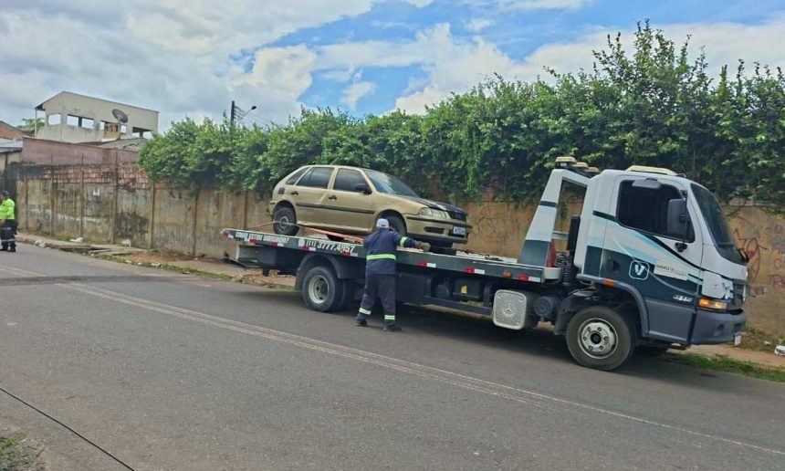 Carro rebocado por guincho em Manaus, início de operação de retirada de veículos abandonados