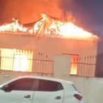 Casa em chamas após mulher atear fogo em briga com marido.
