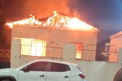 Casa em chamas após mulher atear fogo em briga com marido.