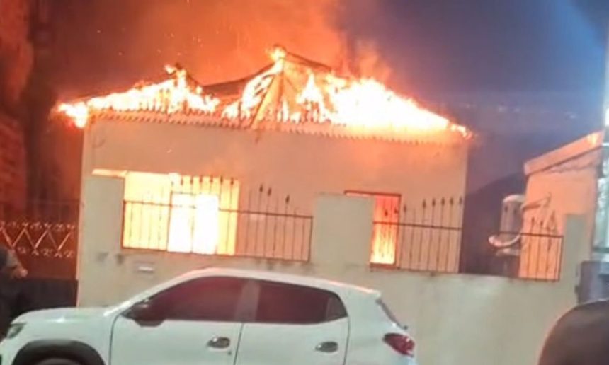 Casa em chamas após mulher atear fogo em briga com marido.