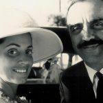 Casal sorrindo em foto vintage em preto e branco. Clássicos brasileiros remasterizados.