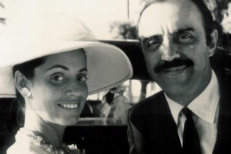 Casal sorrindo em foto vintage em preto e branco. Clássicos brasileiros remasterizados.