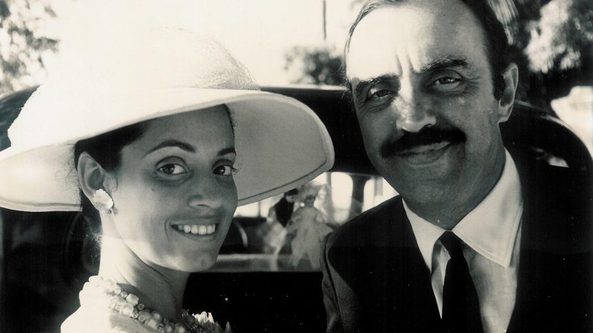 Casal sorrindo em foto vintage em preto e branco. Clássicos brasileiros remasterizados.