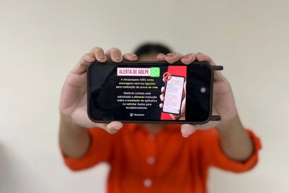Celular com alerta sobre golpe da Amazonprev: não envia mensagens nem faz ligações para prova de vida. Cuidado com golpes!