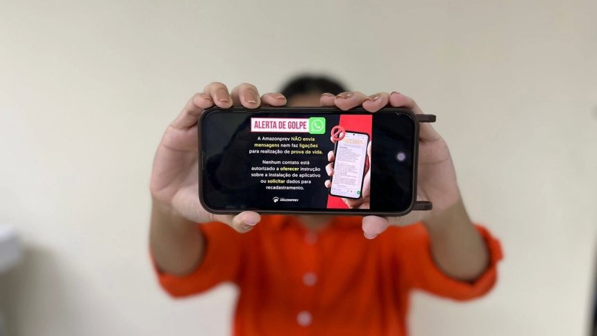 Celular com alerta sobre golpe da Amazonprev: não envia mensagens nem faz ligações para prova de vida. Cuidado com golpes!