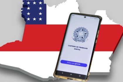 Celular com aplicativo Carteira de Trabalho Digital sobre mapa do Amazonas com bandeira para falar sobre postos de trabalho