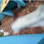 Cena de crime em Manaus: corpo no chão e área danificada.